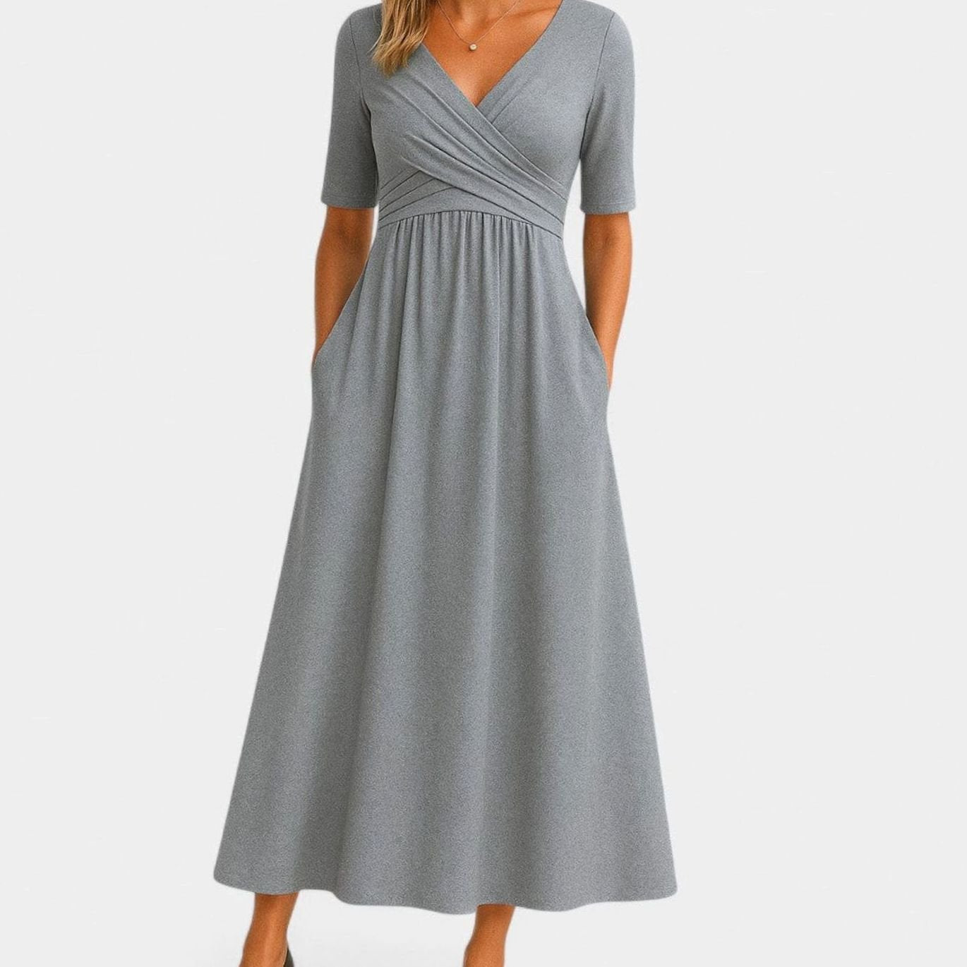 Mujer con vestido midi cruzado de escote V y manga corta en ambiente exterior