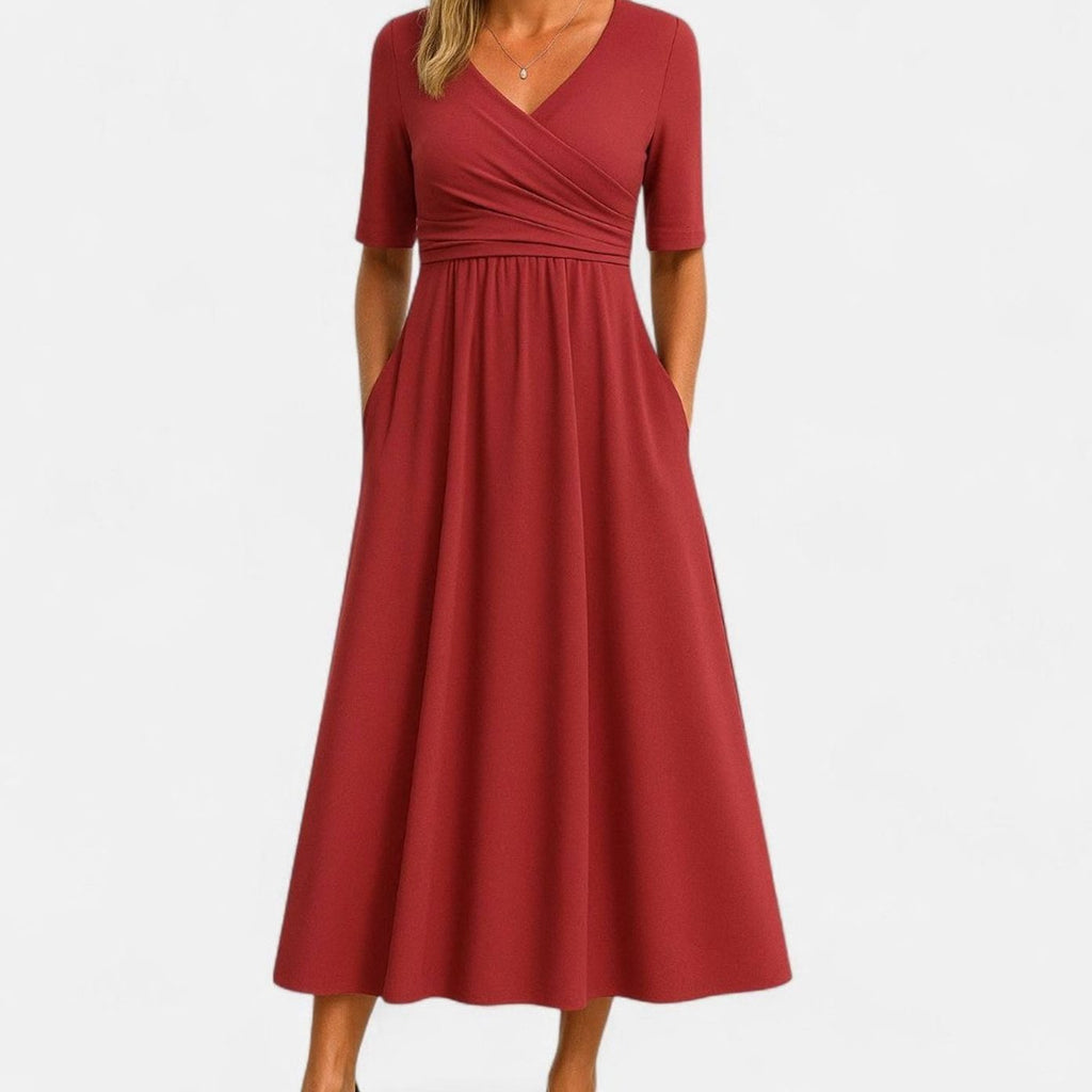 Mujer luciendo el vestido midi en look casual con sandalias
