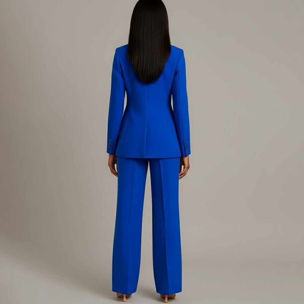 Vista lateral del conjunto de traje de vestir para mujer