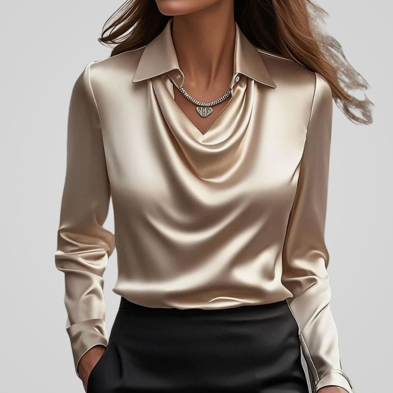 Blusa negra elegante con cuello drapeado para look de noche