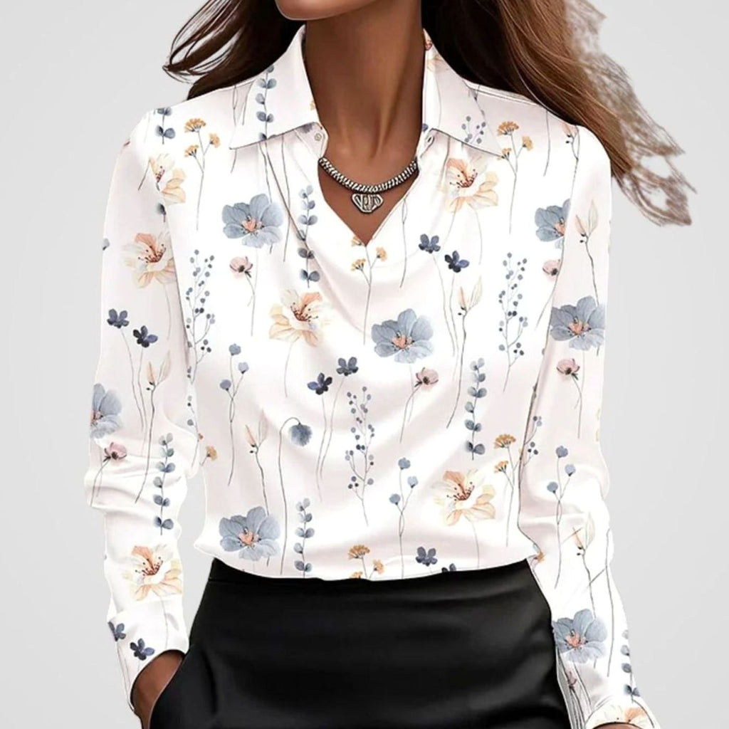 Blusa de satén combinada con pantalón de pierna ancha