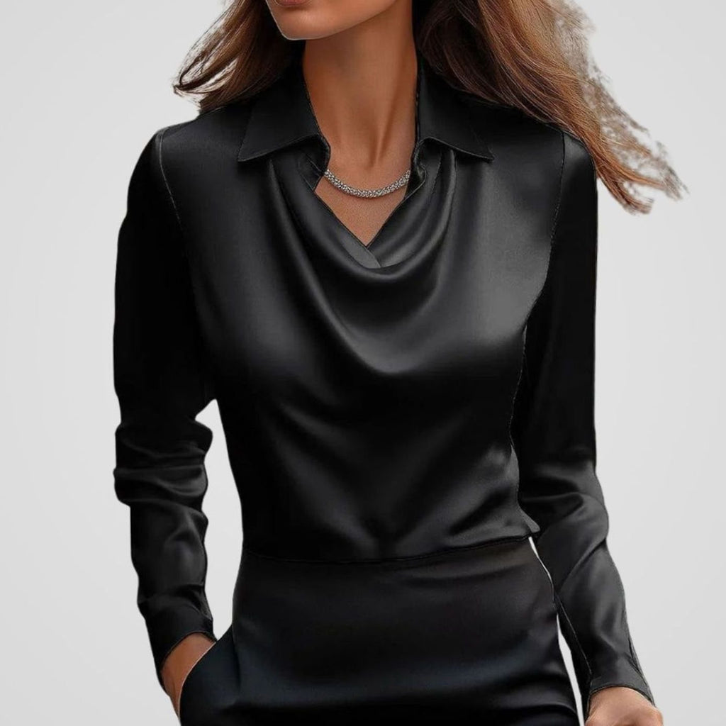 Vista frontal de la blusa satinada con cuello estructurado en punta