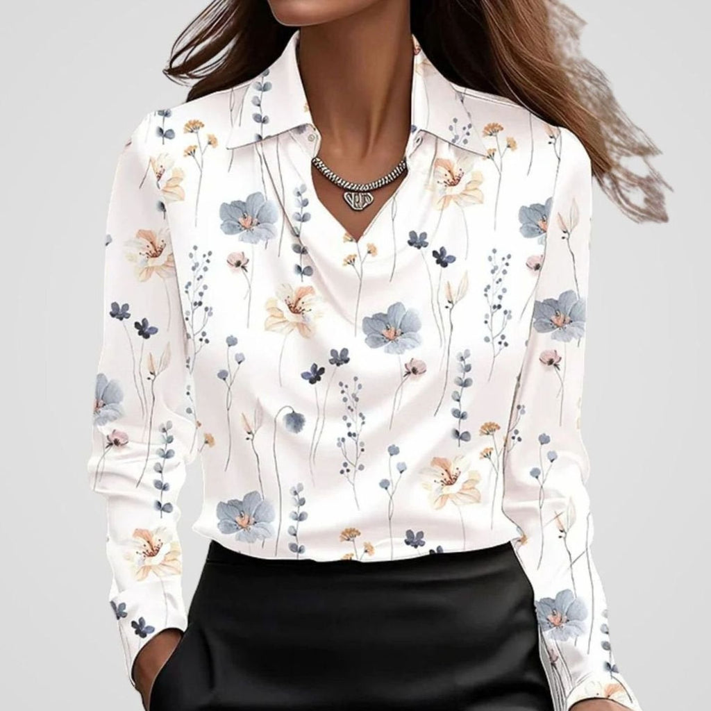 Blusa de satén drapeada combinada con collar de cadena plateada