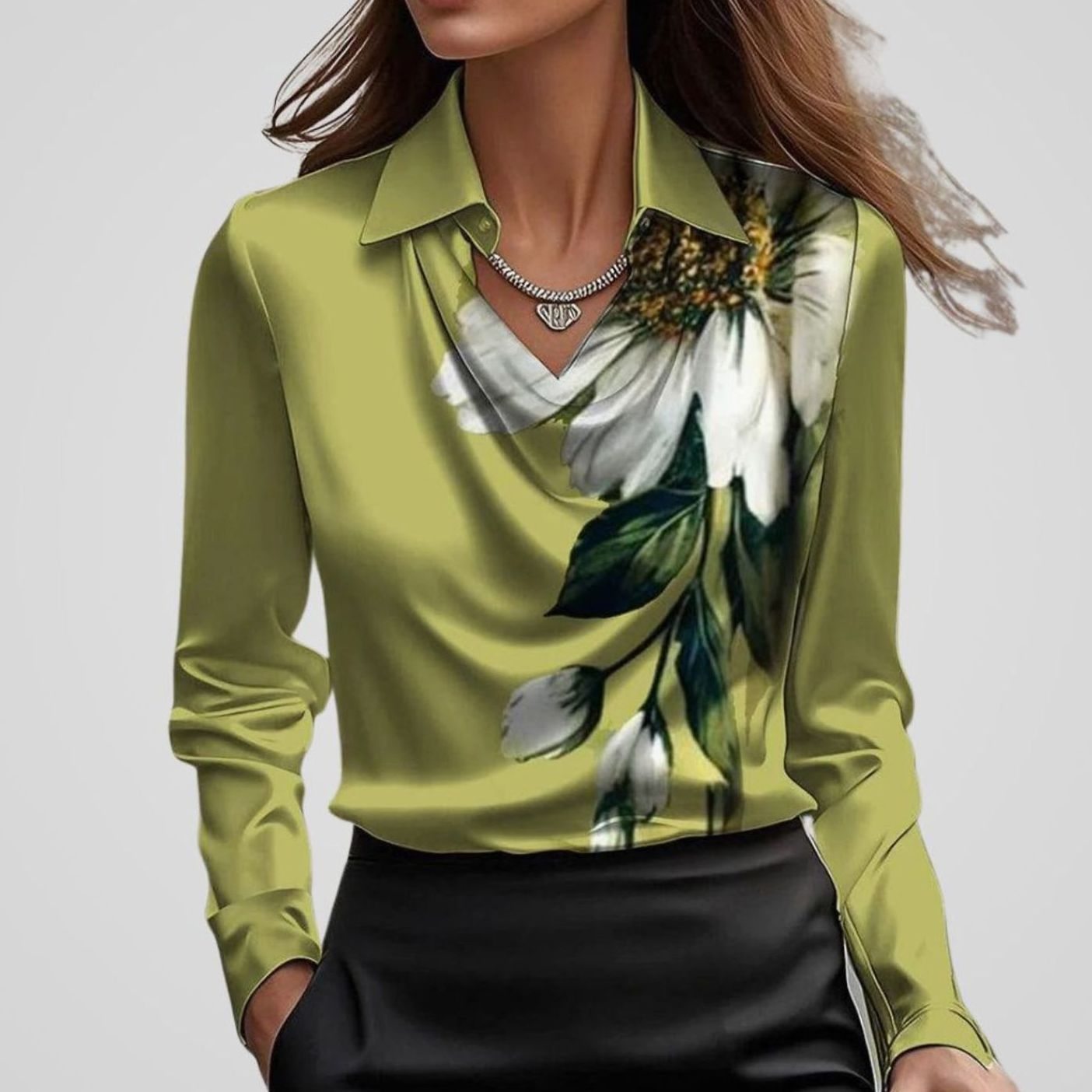 Modelo luciendo la blusa elegante en color champán