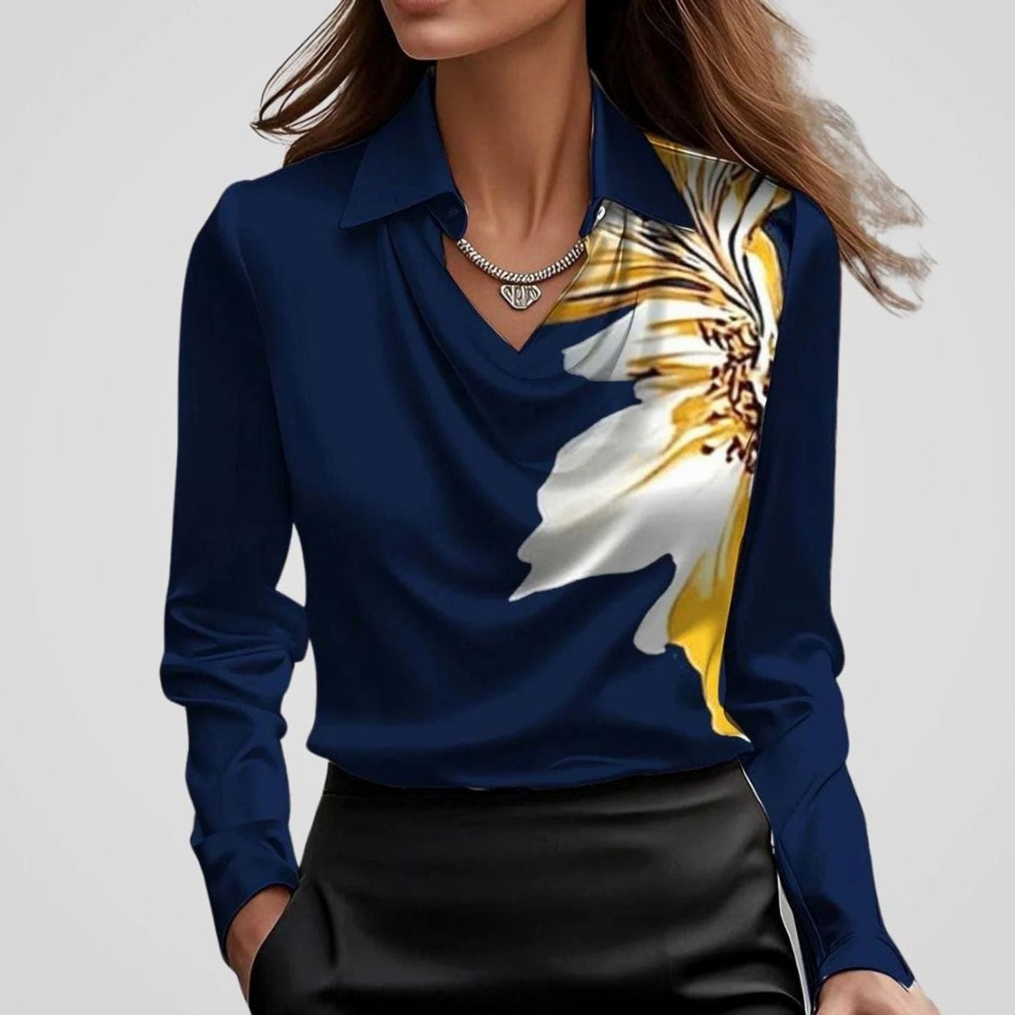 Blusa de manga larga en color azul con cuello drapeado