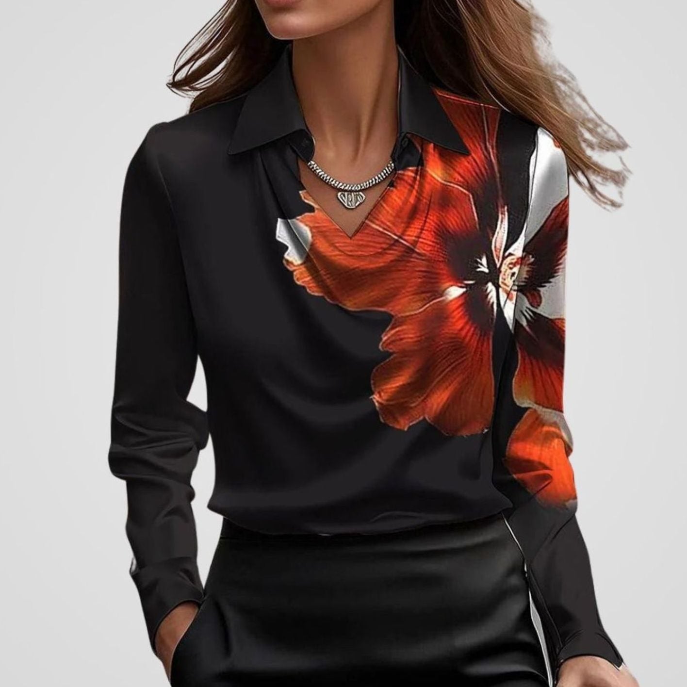 Blusa gris de cuello cascada estilo profesional