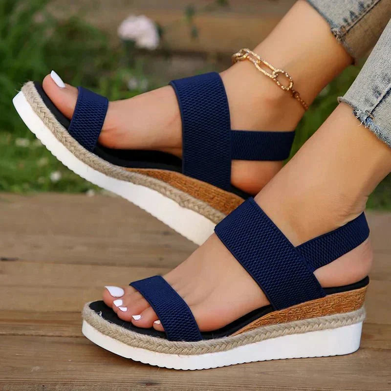 Mujer caminando con las sandalias Aloria puestas
