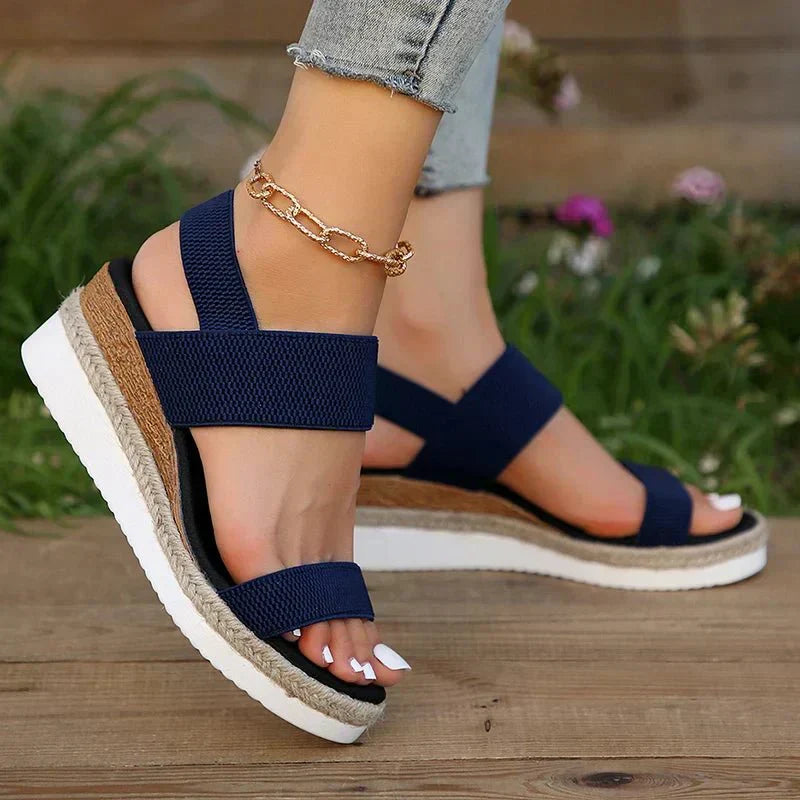 Sandalias Aloria en color gris mostrando su diseño minimalista