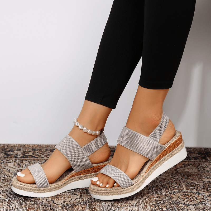 Sandalias Aloria en color azul para looks de verano