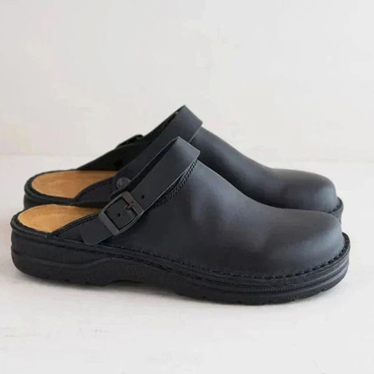 Vista frontal del zueco slip-on con diseño relajado