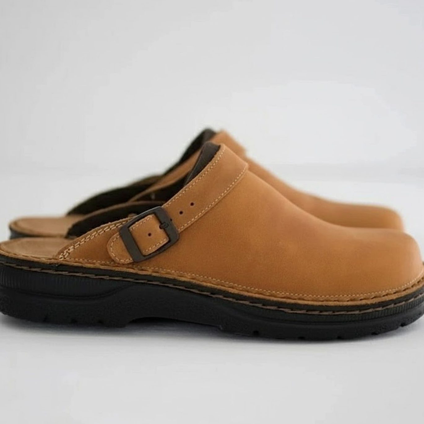 Zuecos de piel Bruno combinados con look casual