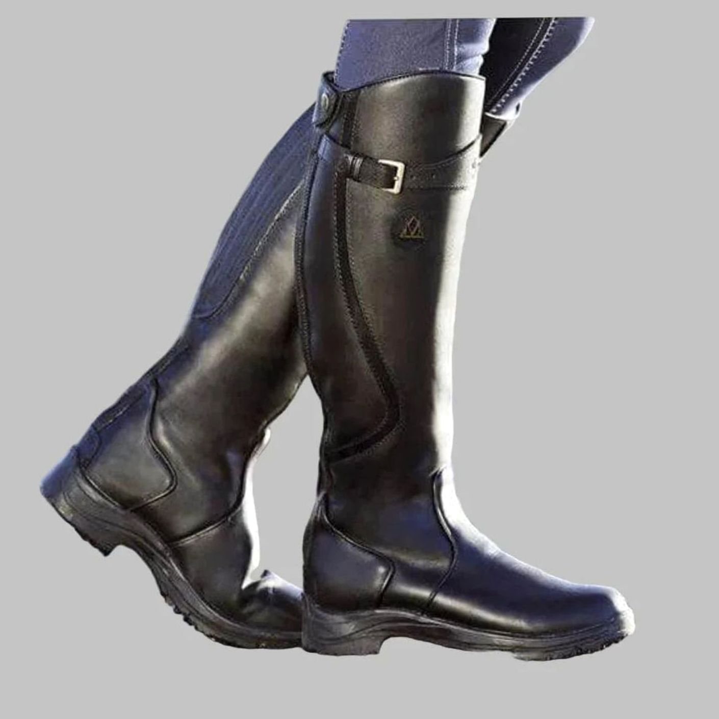 Detalle de la hebilla ajustable en la pantorrilla de las botas ortopédicas Valeria