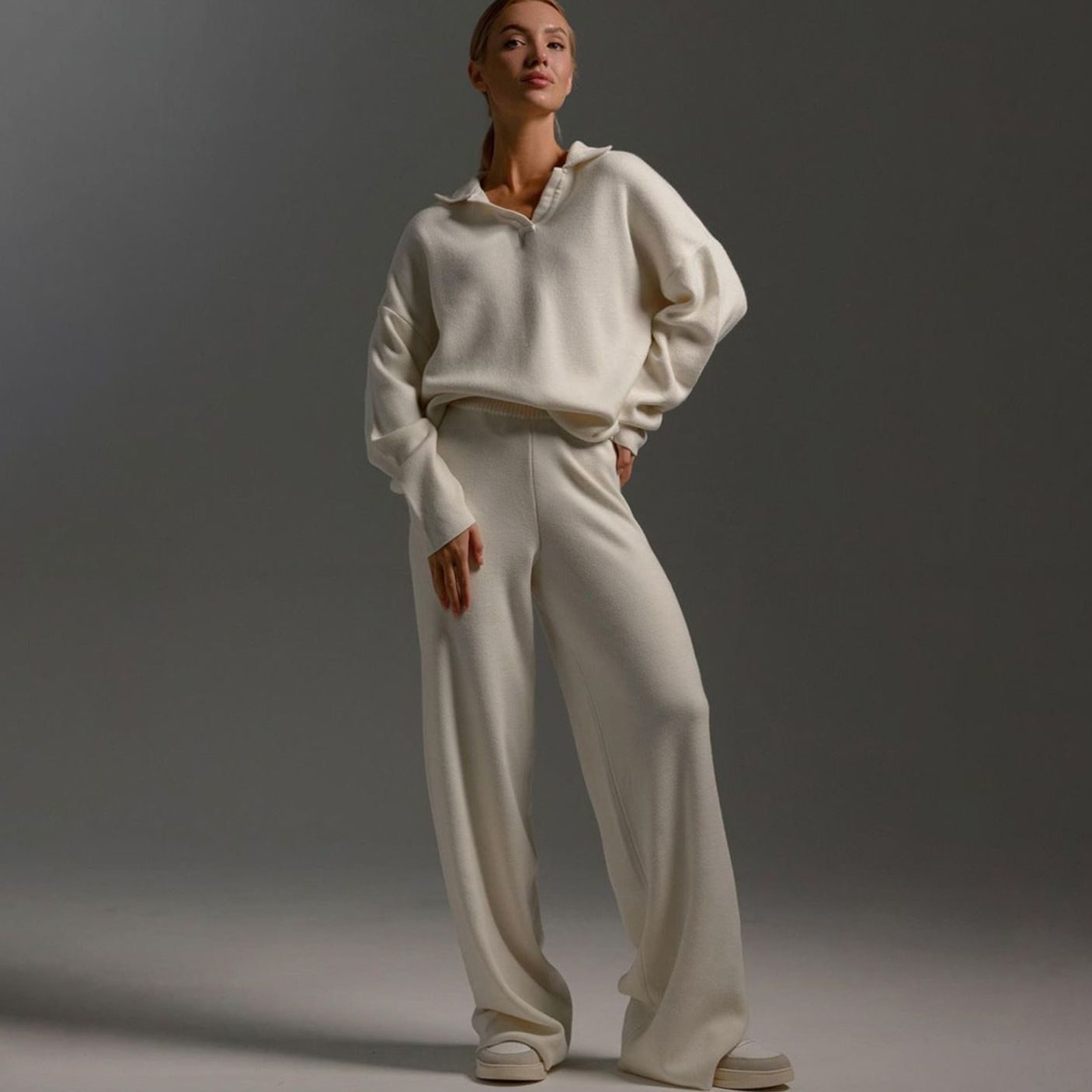 Mujer con conjunto Valeria de punto, jersey con cuello y pantalón wide-leg