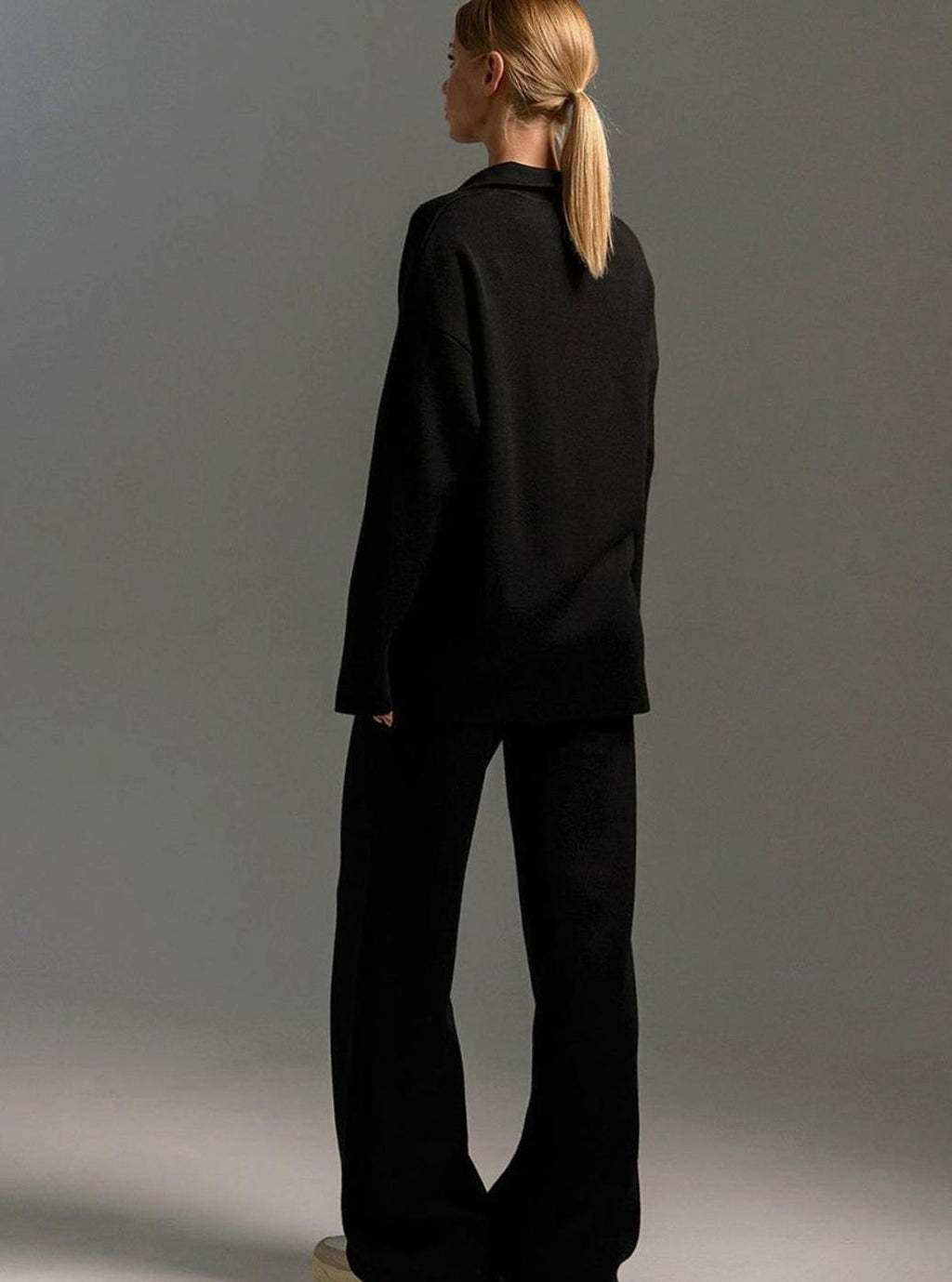 Detalle del cuello en V del jersey oversize del conjunto Valeria
