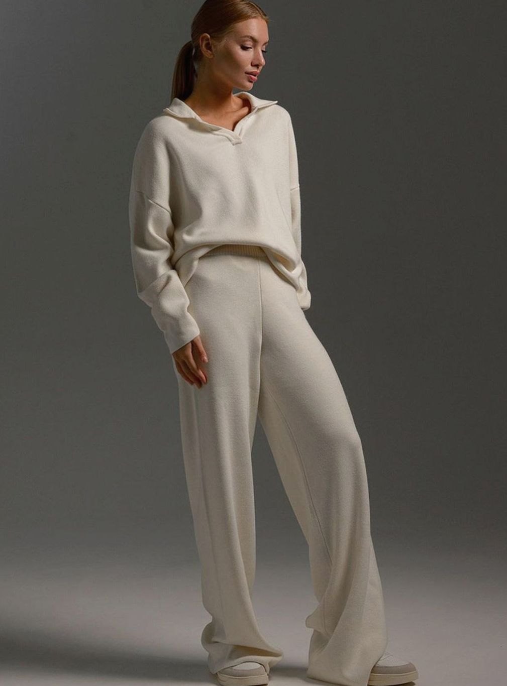 Vista frontal completa del conjunto loungewear Valeria en color beige