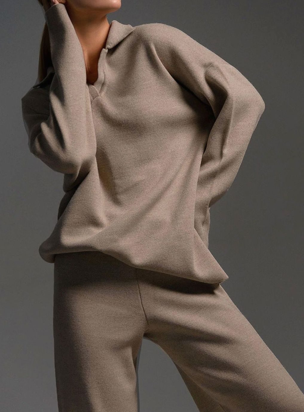 Mujer luciendo el conjunto Valeria en tono khaki para un look casual