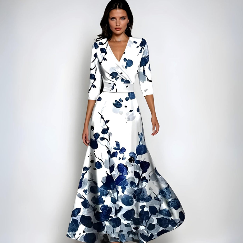 Detalle del estampado floral de gran tamaño en el vestido maxi cruzado