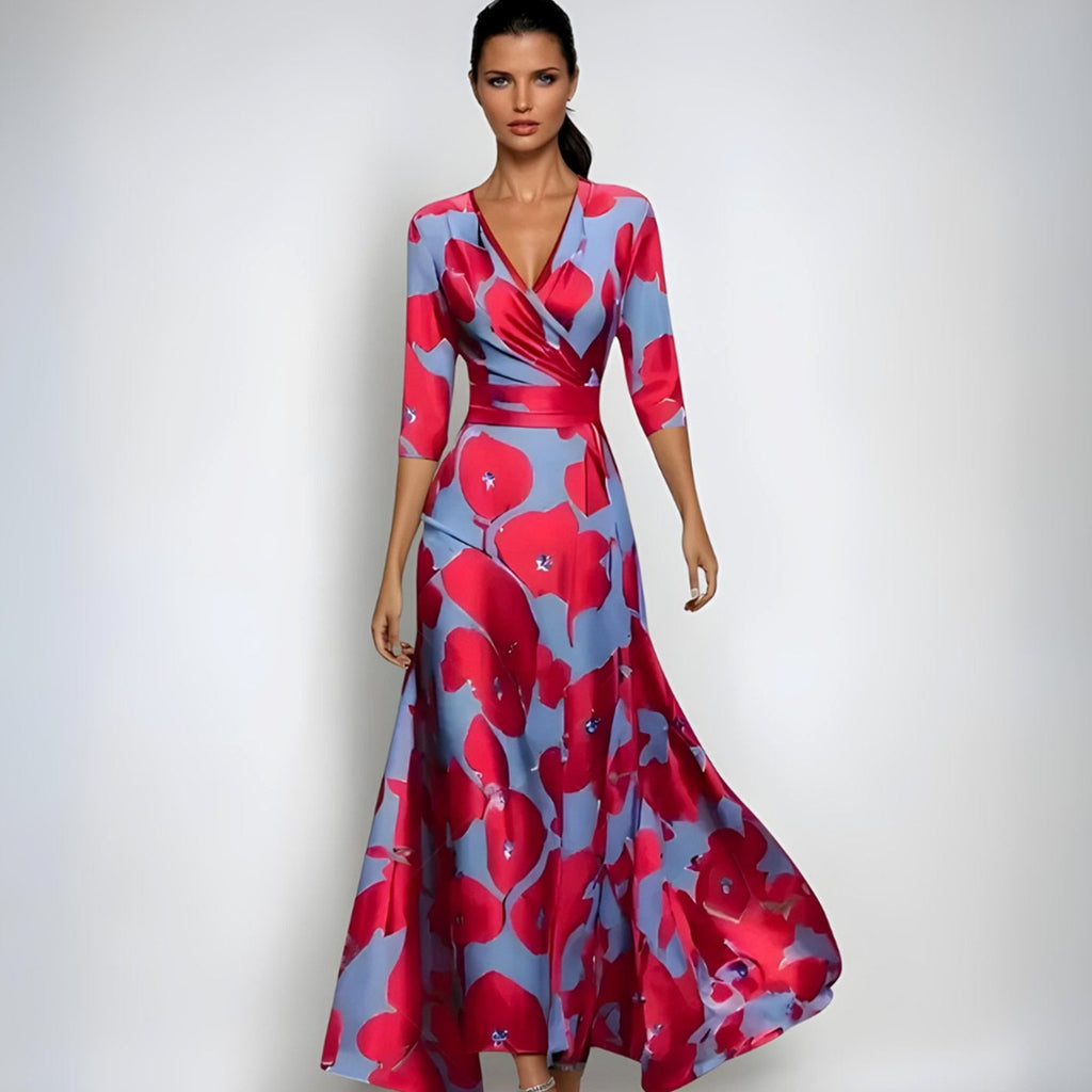 Mujer luciendo el vestido floral maxi en un evento al aire libre