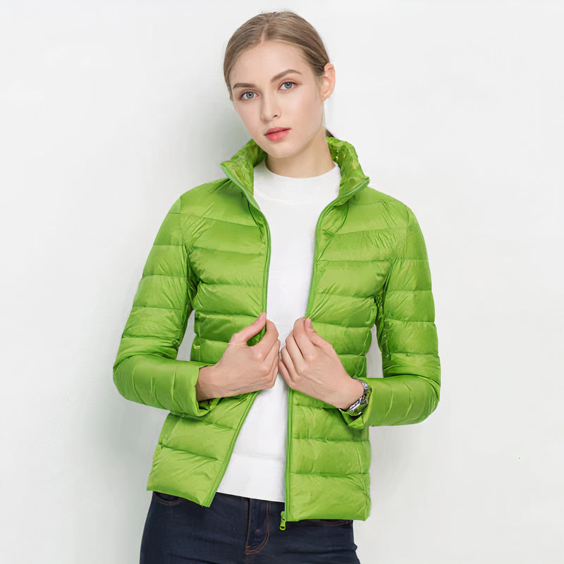 Mujer abrigada con la chaqueta urbana NORA en exterior