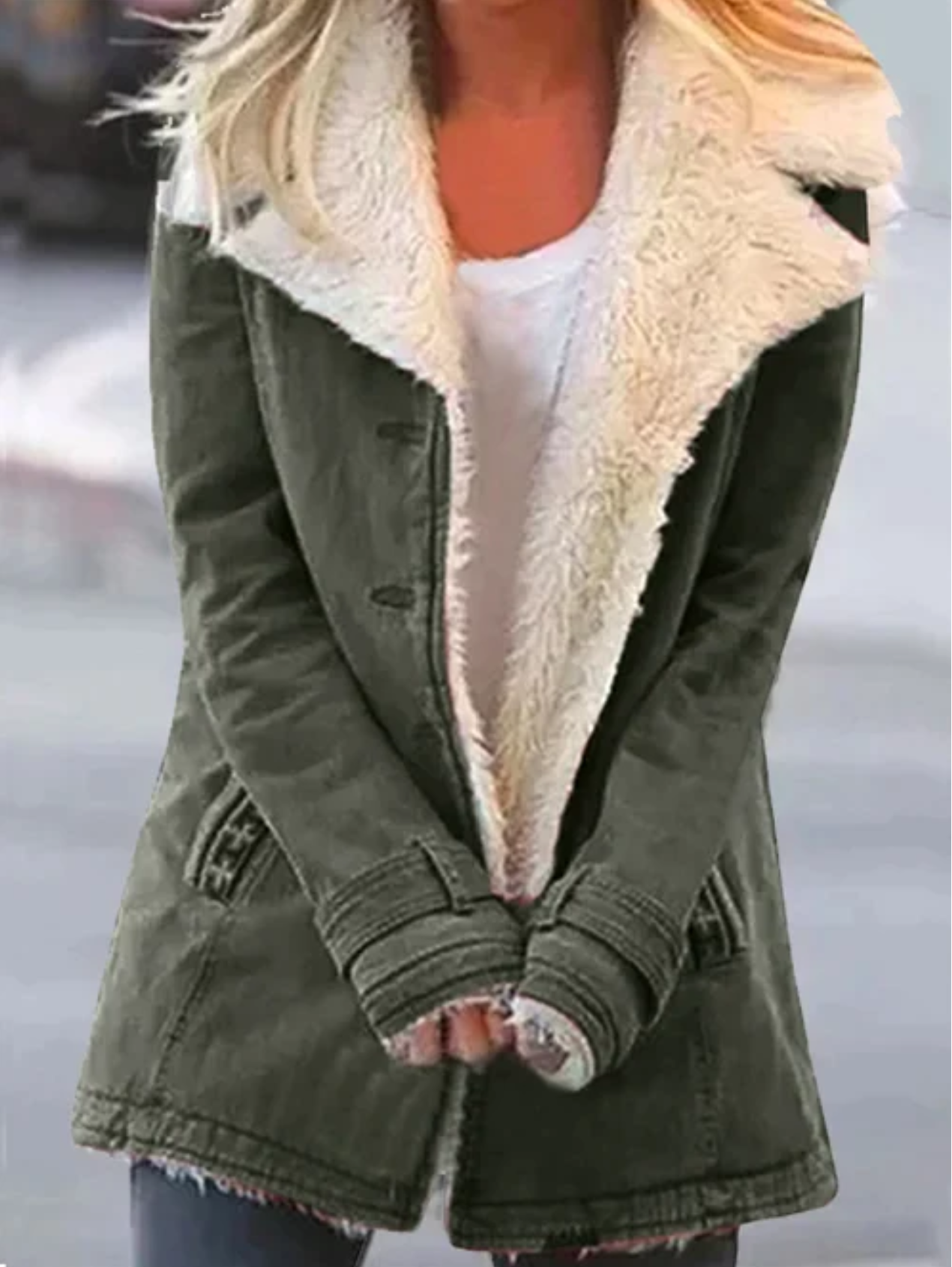 Chaqueta Nora combinada con look casual de invierno