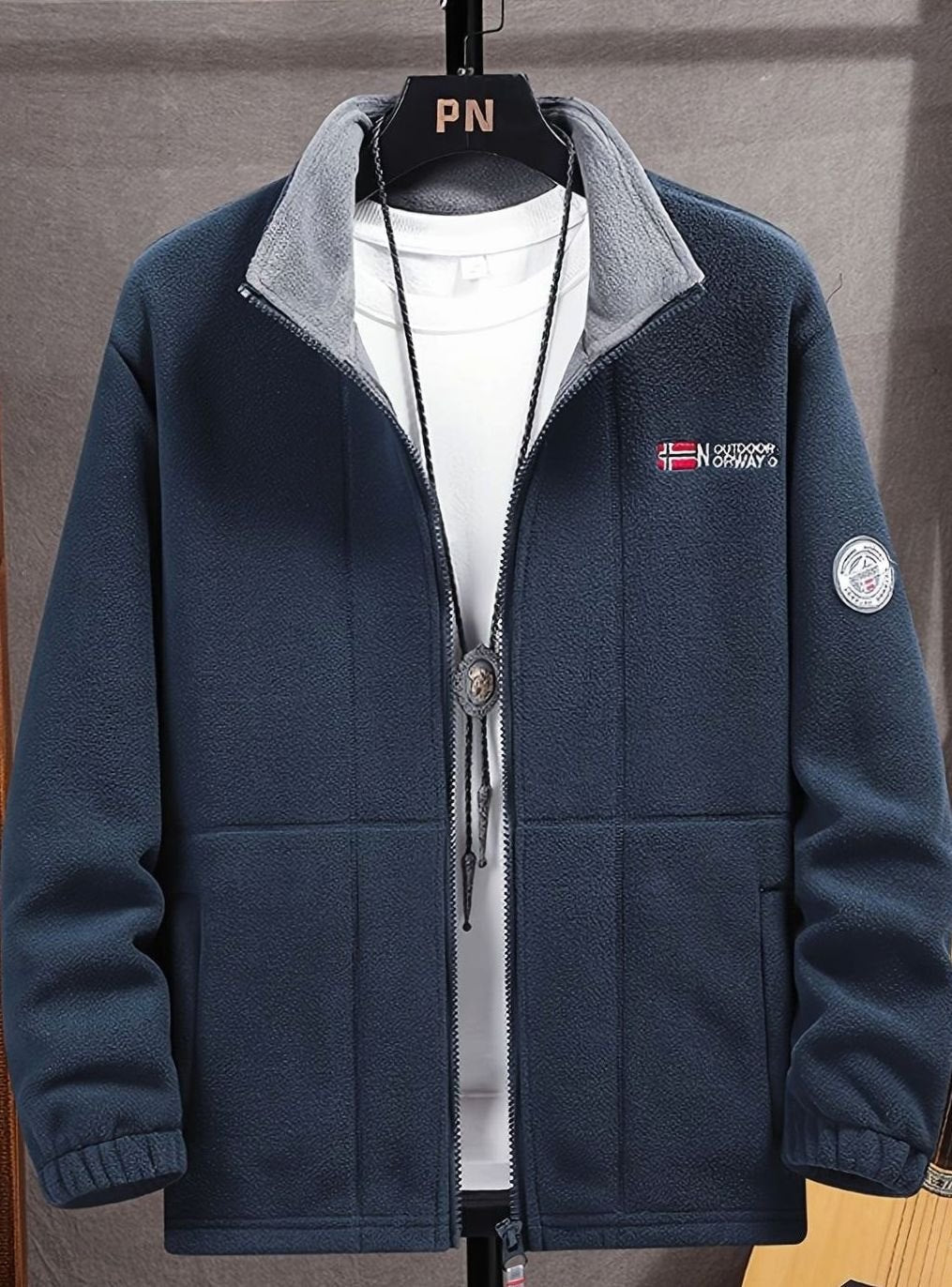 Detalle del cuello alto de la chaqueta polar Grayson