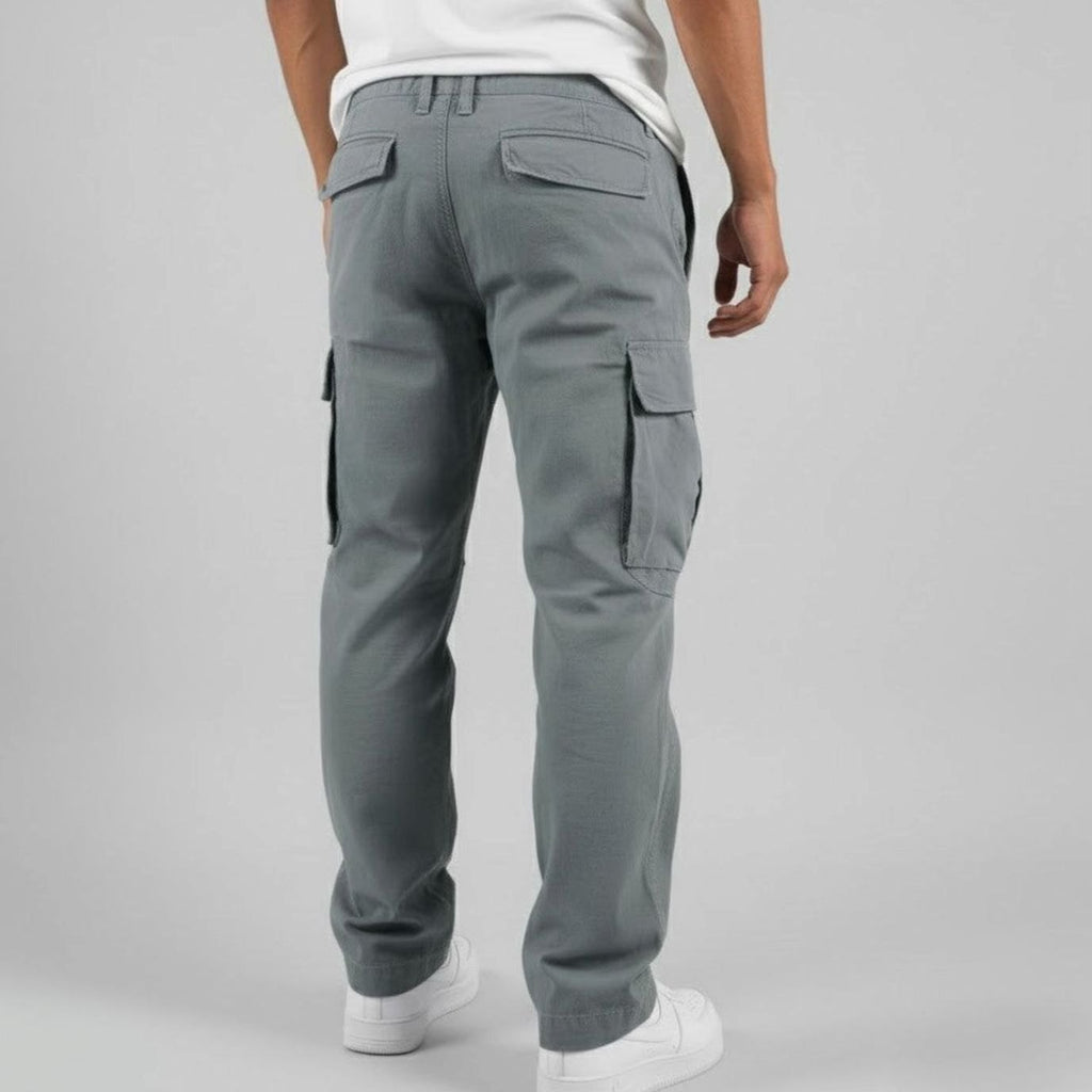 Detalle de tejido y acabado del pantalón cargo Kaden para hombre