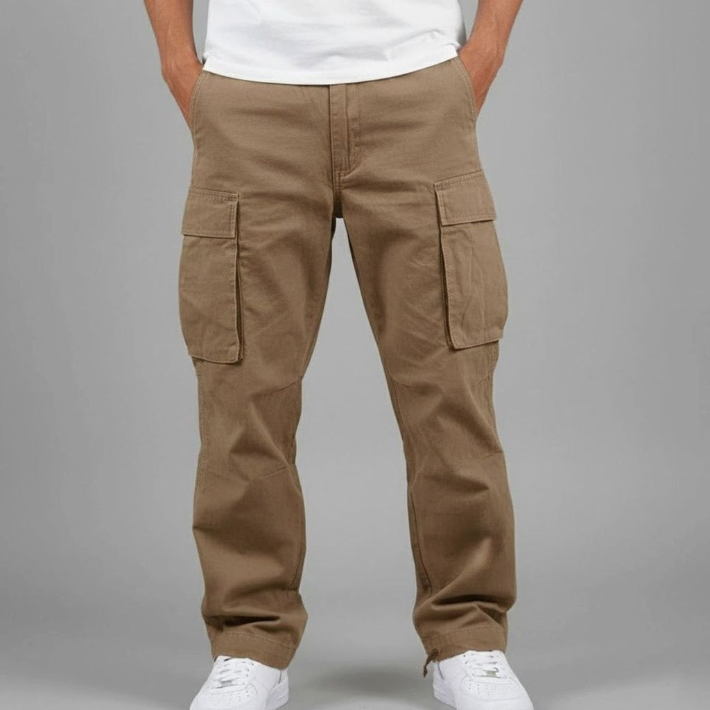 Detalle de bolsillo cargo con solapa en pantalón Kaden para hombre