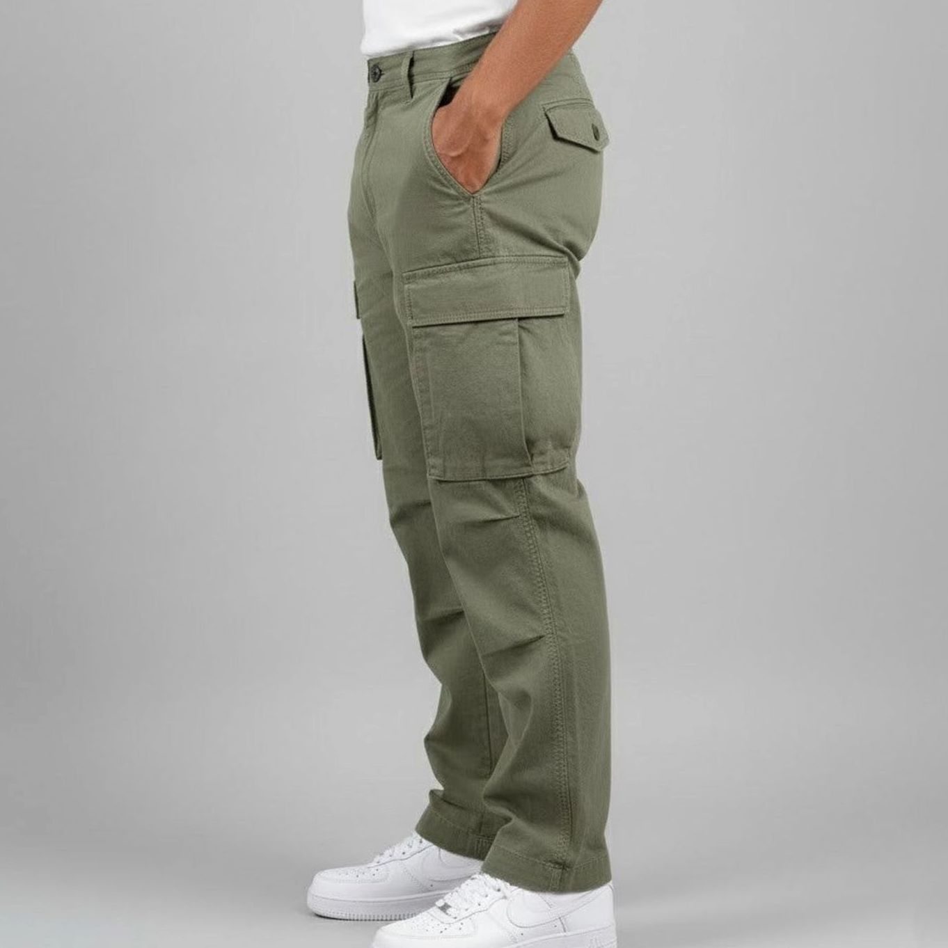Pantalón cargo Kaden en gris combinado con camiseta blanca