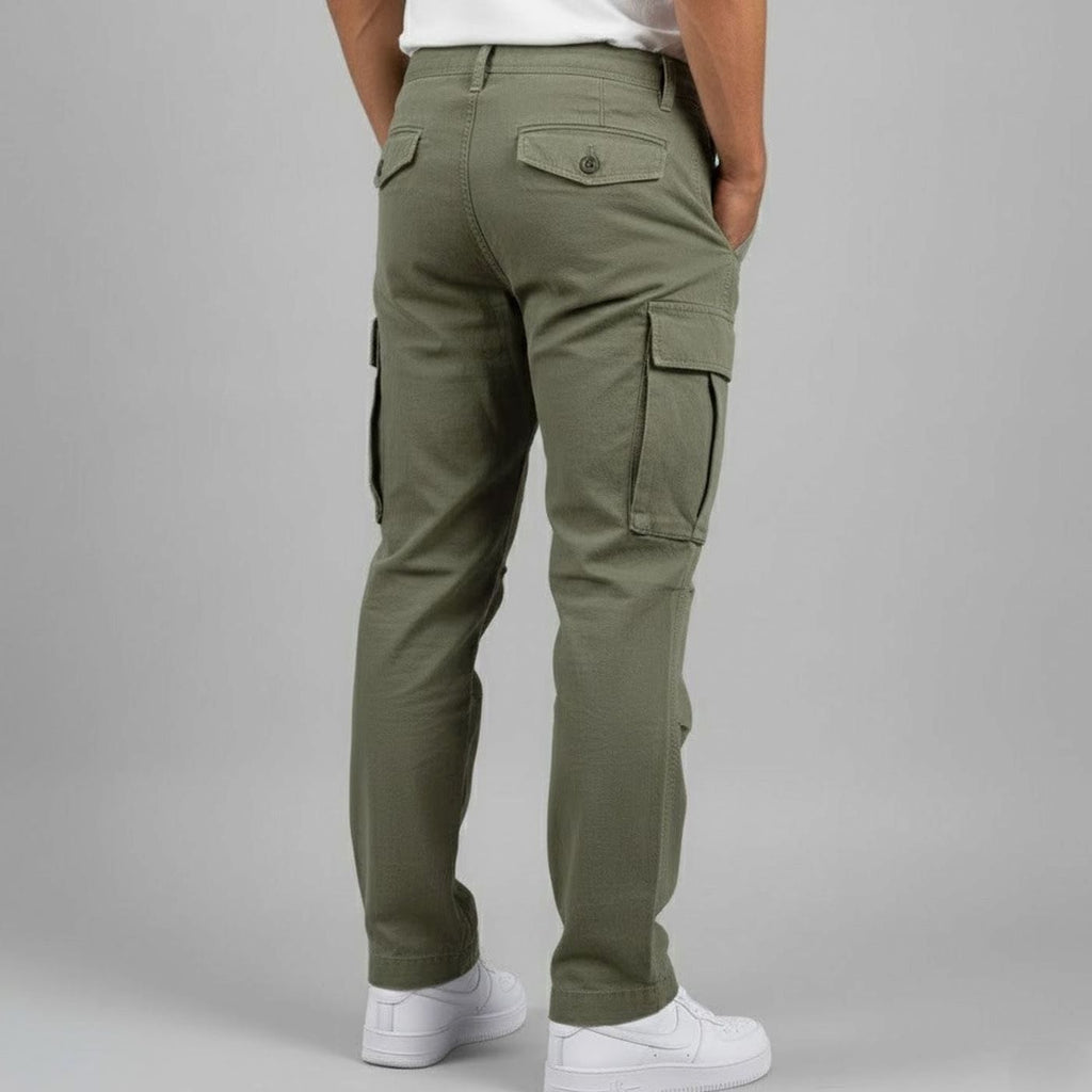 Modelo luciendo pantalón cargo Kaden con sudadera y zapatillas