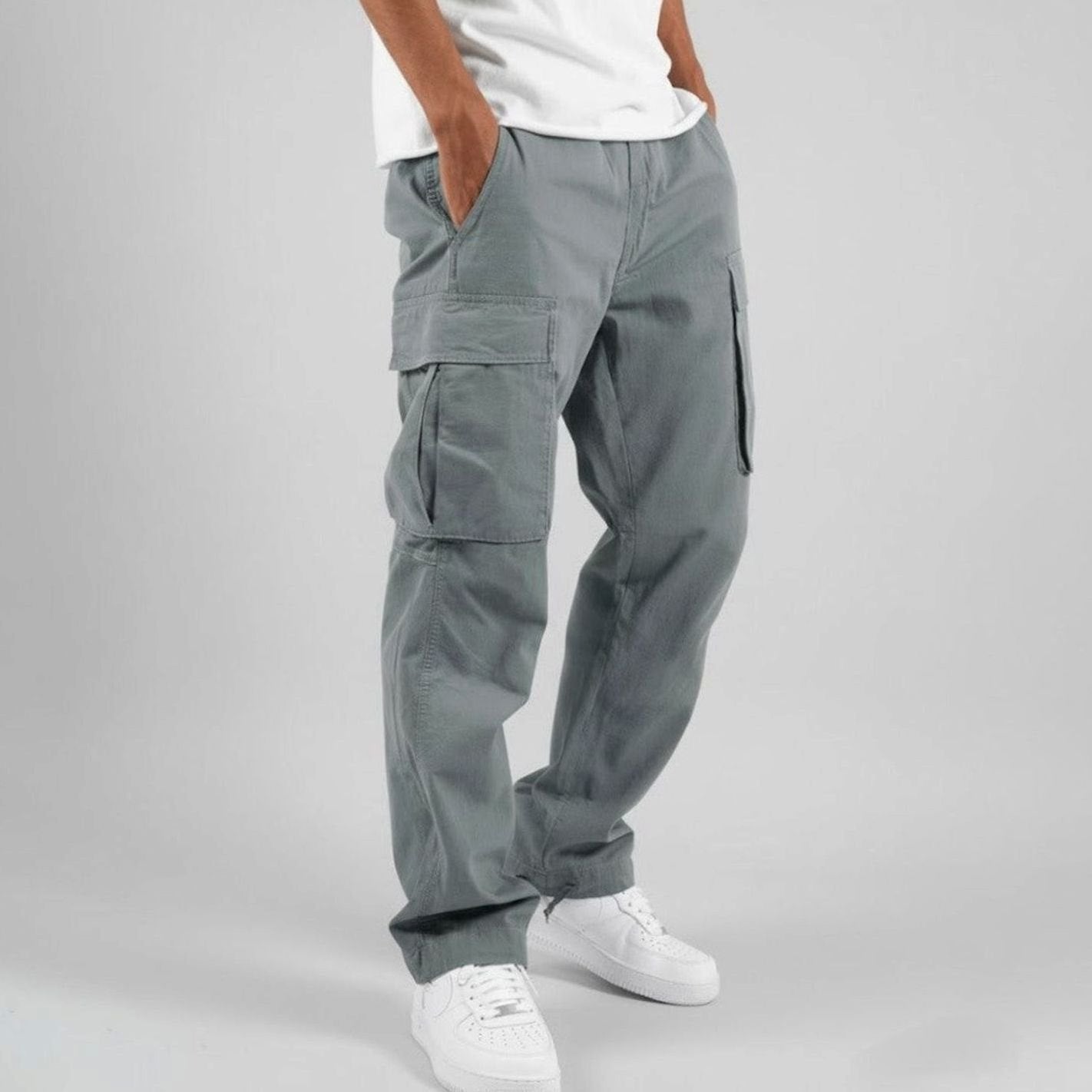 Pantalón cargo Kaden combinado con cazadora bomber para look urbano