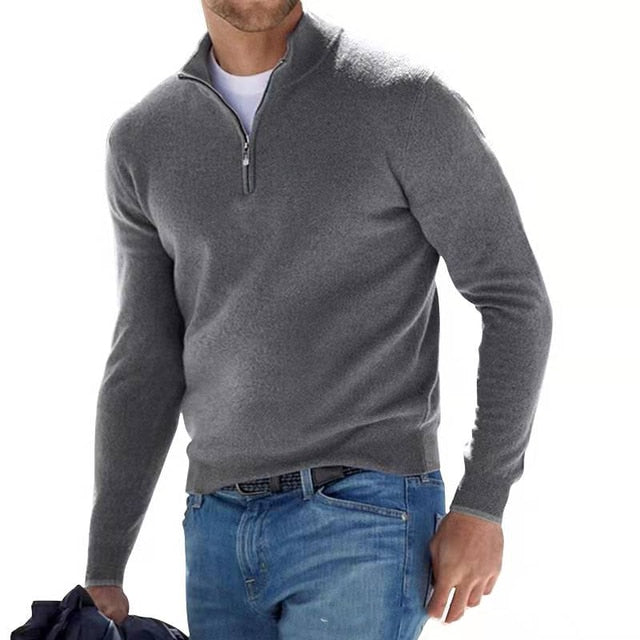 Hombre con suéter Marek combinado con vaqueros en look casual