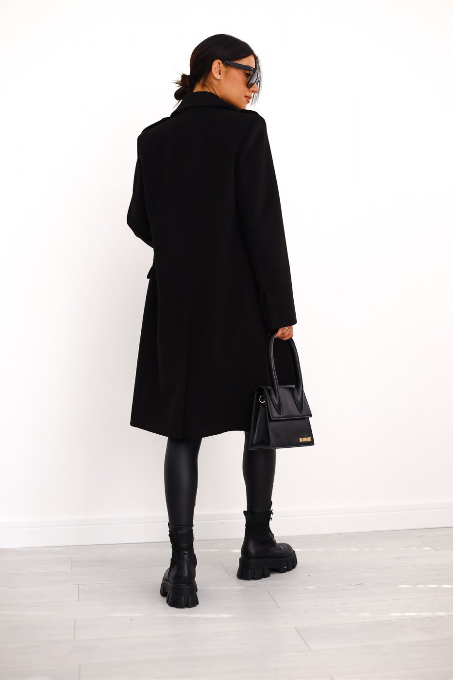 Abrigo Valentina combinado con look casual de invierno