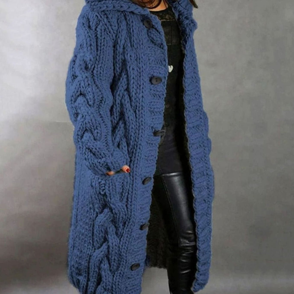 Mujer con cárdigan largo de punto trenzado oversize con capucha