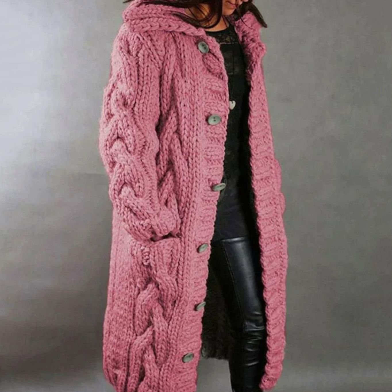Cárdigan oversize de punto trenzado combinado con look casual de invierno