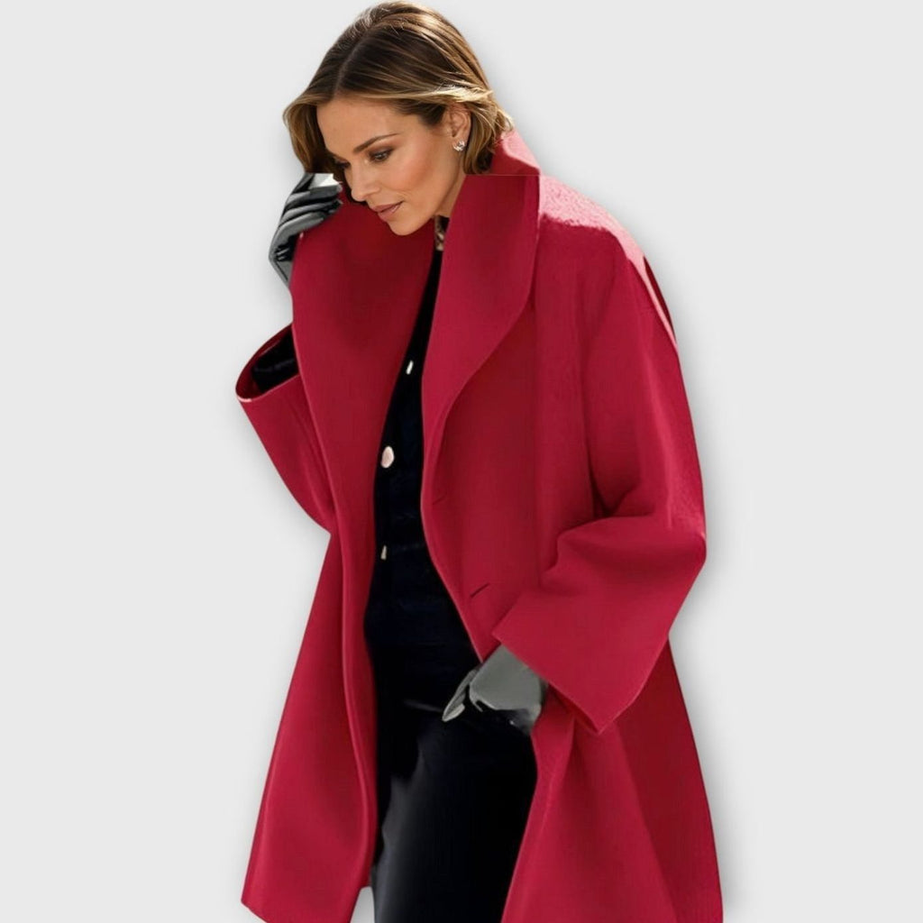 Detalle del cuello ancho y solapa del abrigo de invierno para mujer