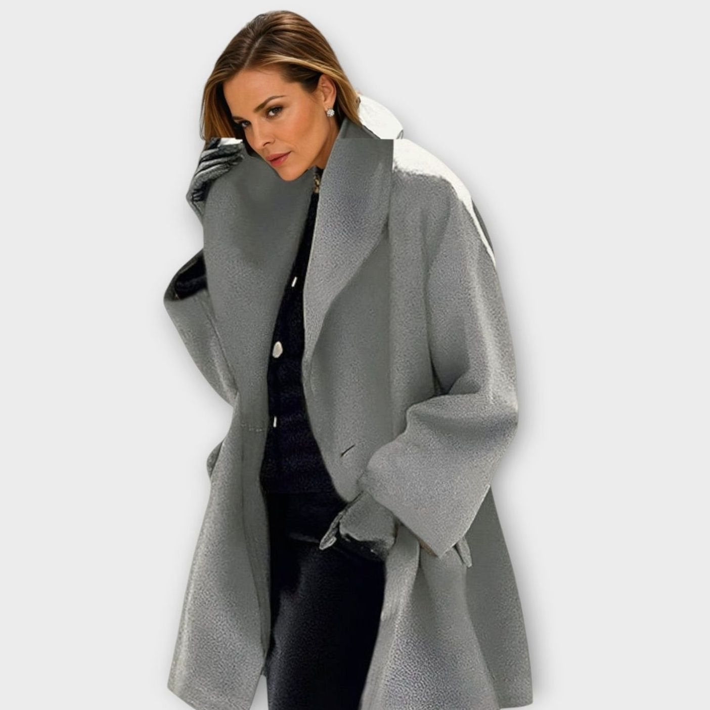 Abrigo de mujer con cuello ancho combinado con jersey y botas