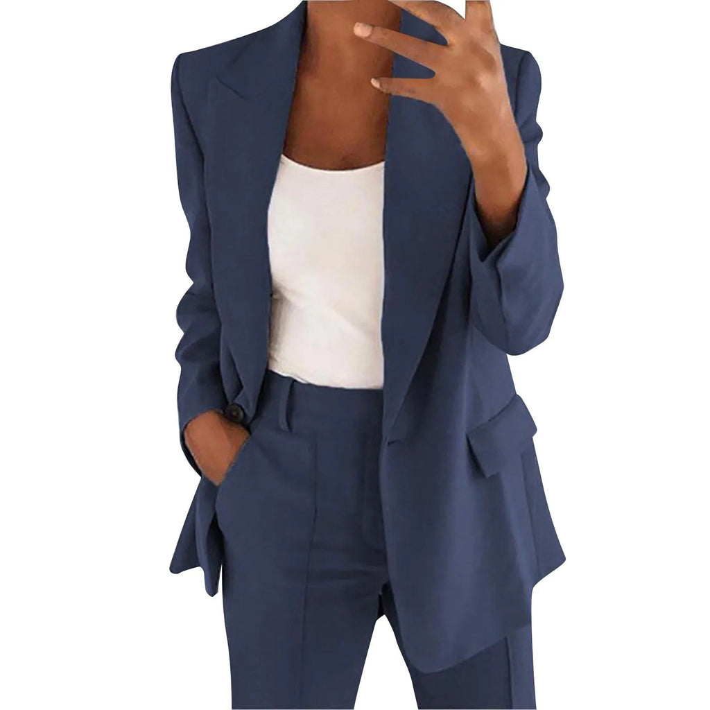 Detalle de los bolsillos del blazer y pantalón del conjunto Nerea