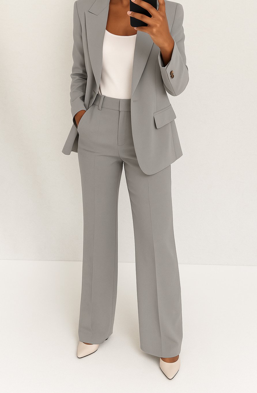Vista frontal del conjunto de traje sastre para mujer en color liso