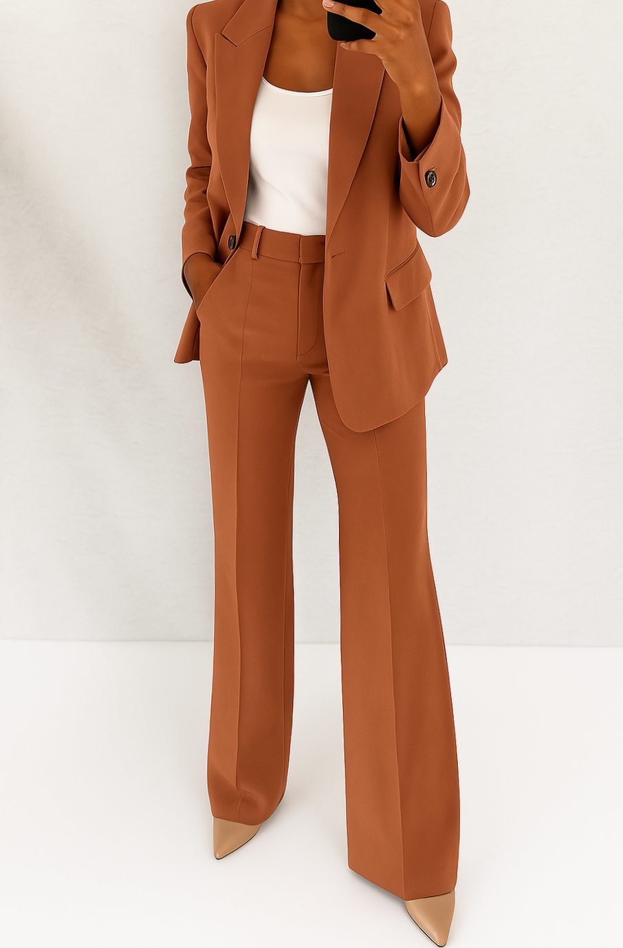 Conjunto de chaqueta y pantalón visto de perfil mostrando la silueta estructurada