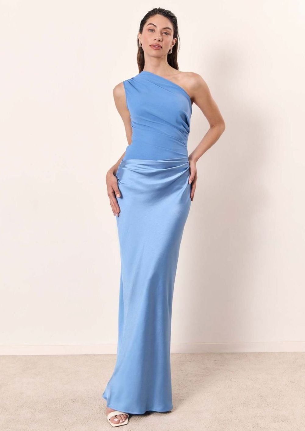 Vestido maxi de un hombro en ambiente de fiesta de jardín