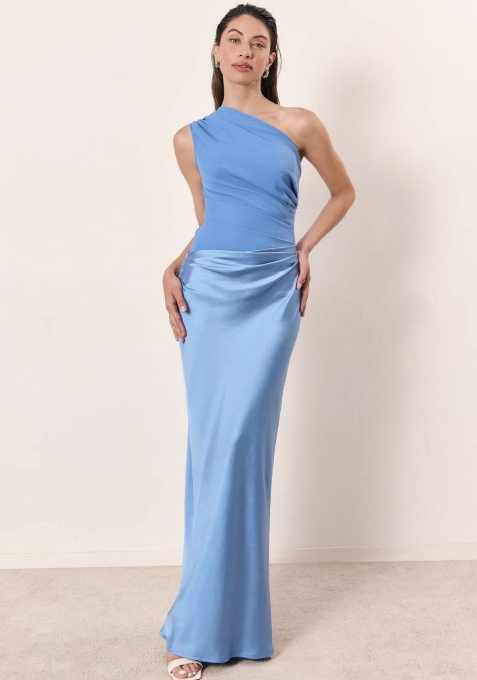 Mujer luciendo vestido largo de un hombro en color azul cielo en evento formal