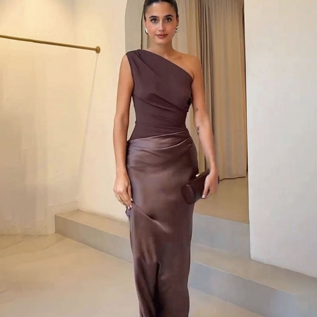 Modelo con vestido de un hombro y clutch a juego para cena romántica