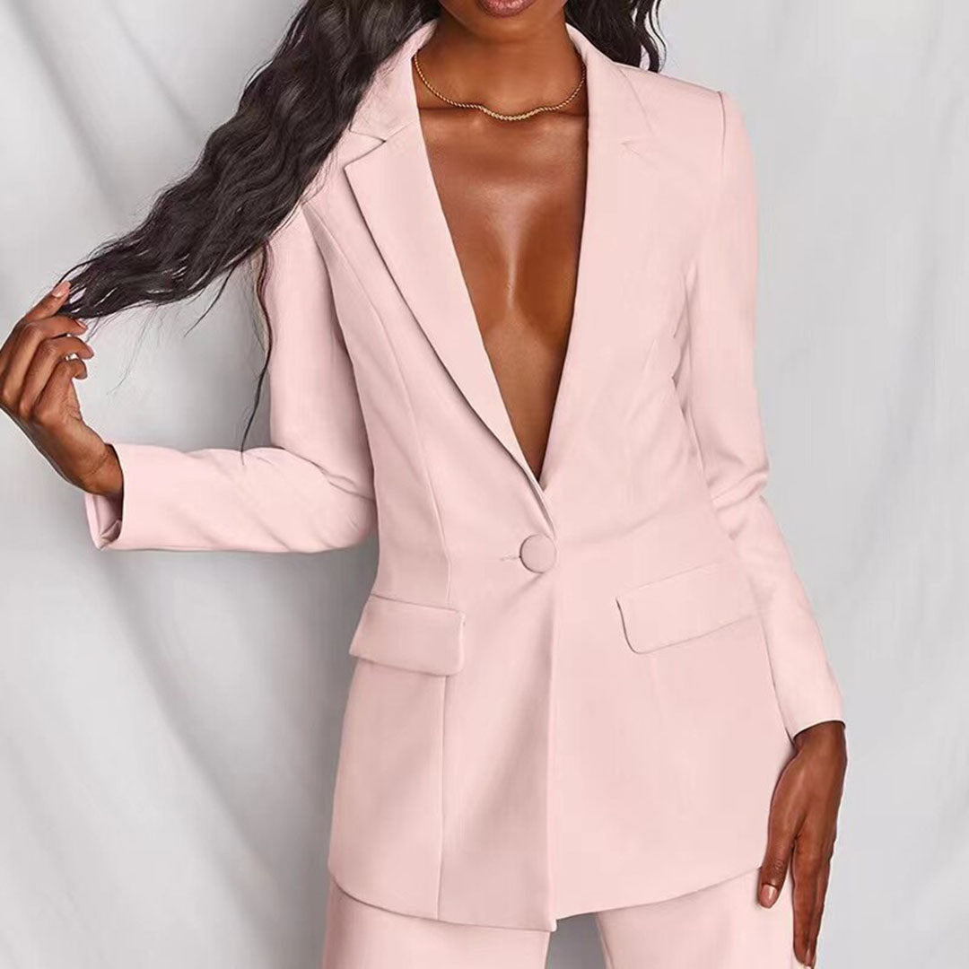 Vista trasera del blazer y pantalón del conjunto Valentina