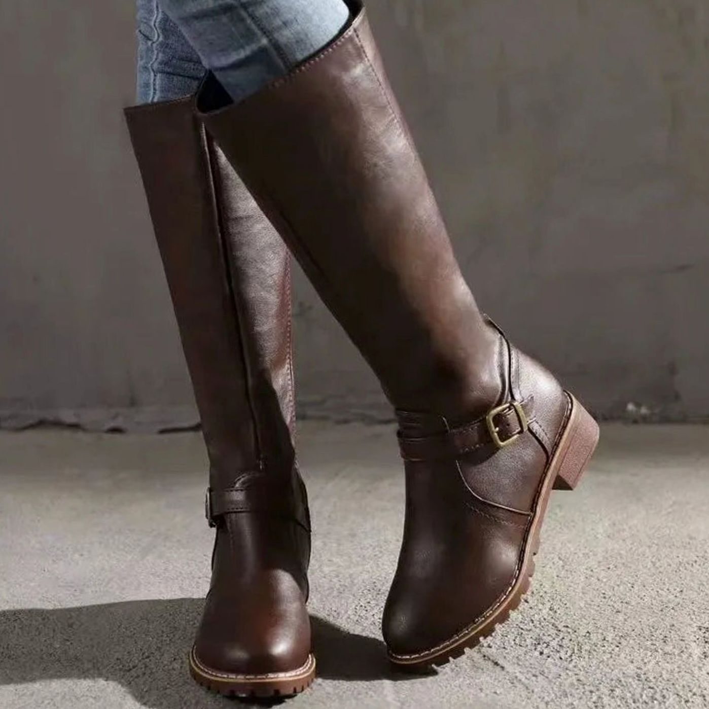 Detalle de la hebilla antigua en bota ortopédica de piel