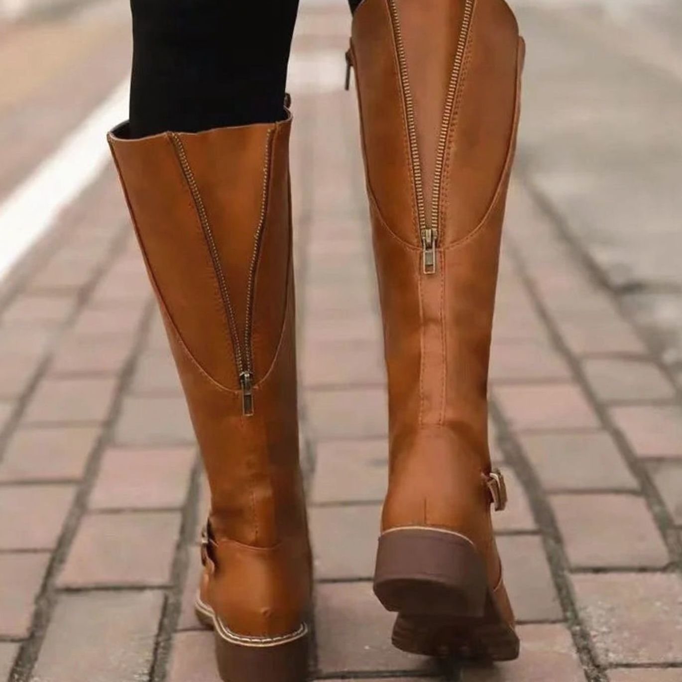 Par de botas altas de piel en distintos tonos marrones y negro