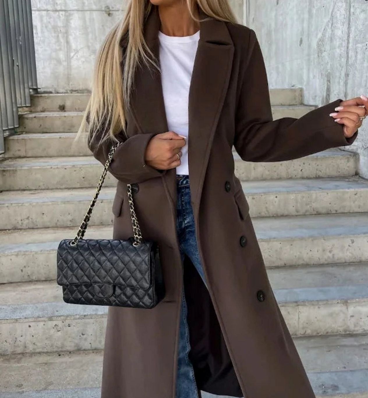 Abrigo largo de solapa con doble botonadura para mujer, vista frontal completa