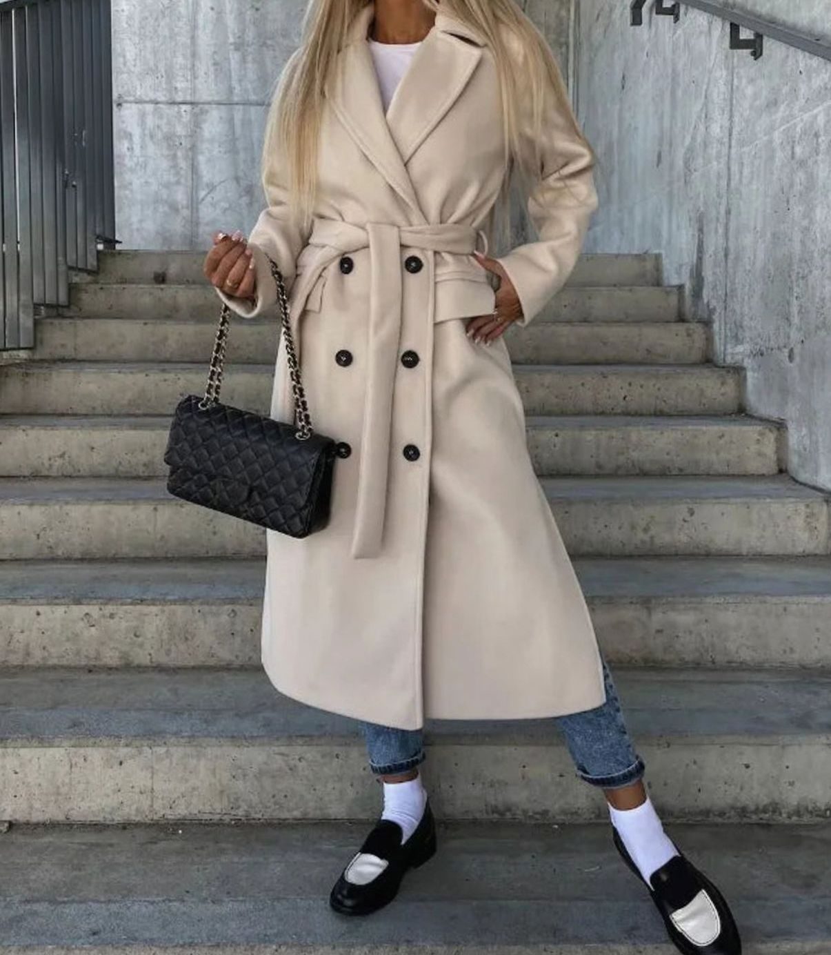 Detalle de la solapa clásica y los botones del abrigo largo cruzado
