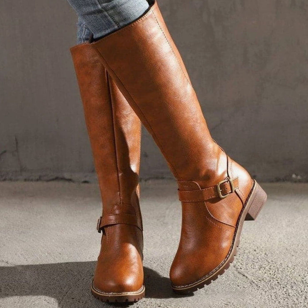 Botas altas de mujer Valentina con hebilla decorativa y cremallera lateral en piel sintética