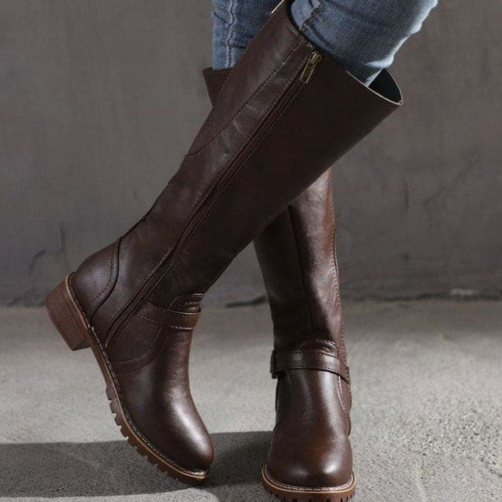 Botas altas Valentina con vestido midi y medias para un estilismo elegante