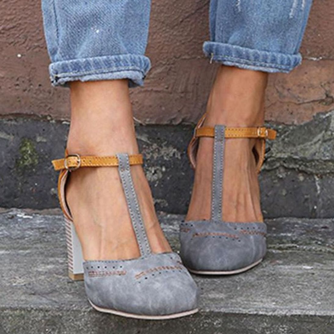 Zapatos de tacón retro combinados con look casual